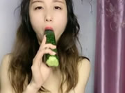 Chinesisches Live mädchen mit Gurken und Fingern Masturbation